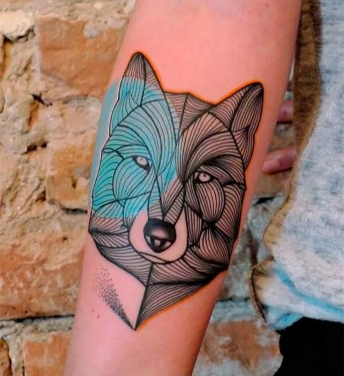 padrão de tatuagem lobo cão ou o que um animal é o colorido animal azul cores rosa na pintura do braço