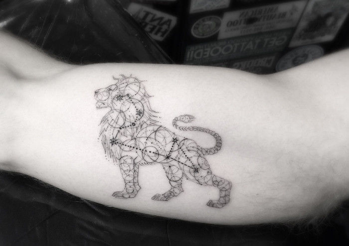 Un tatuaggio con un leone nero e una stella nera con piccole stelle nere