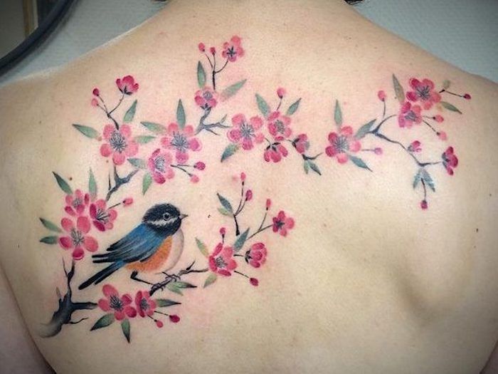 tatoeage kersenbloesems, roze bloemen in combinatie met vogel, tatoeage op de rug