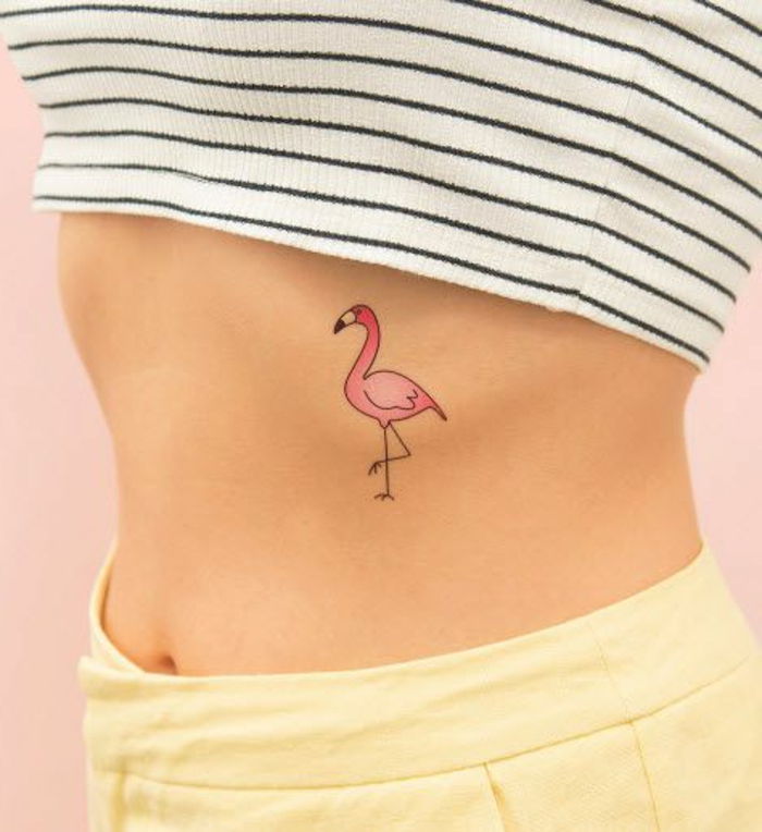 modelos de tatuagem flamingo pássaro amarelo calça xadrez blusa tatuagem de corpo nu nele degola e mostrando
