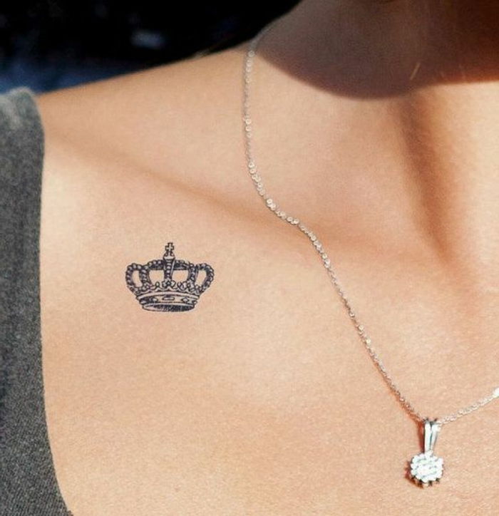 modelo de tatuagem pequena coroa simboliza a força e o grande amor de uma corrente de mulher com pingente