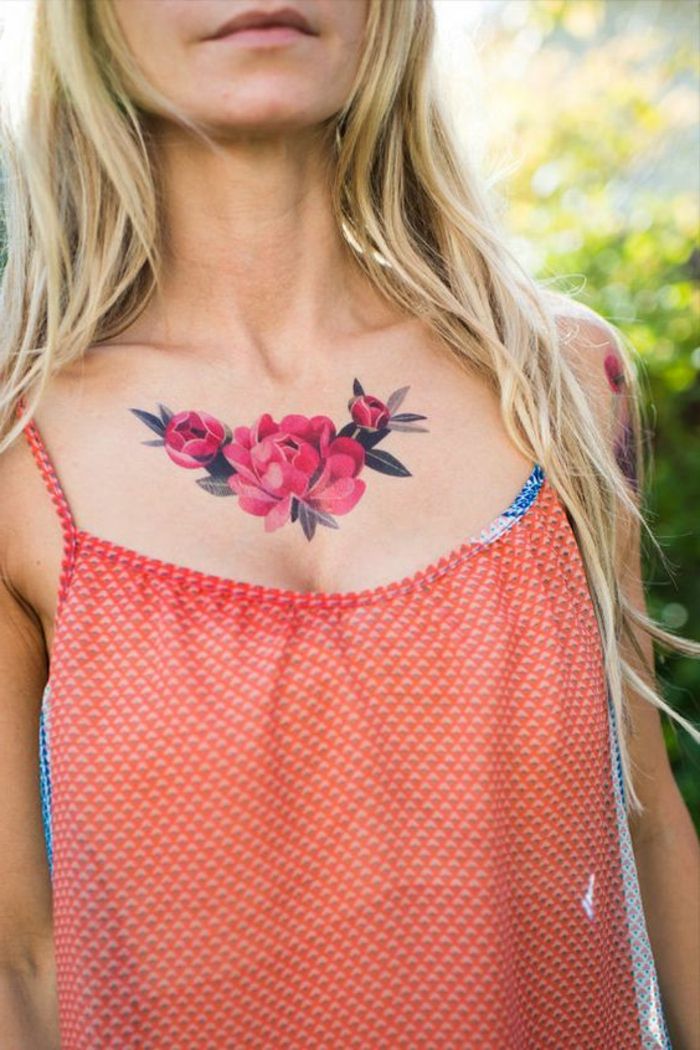 modelo de tatuagem mulher bonita com cabelos loiros e tons de pele brilhantes usando flor de ciclâmen tatuagem colorida