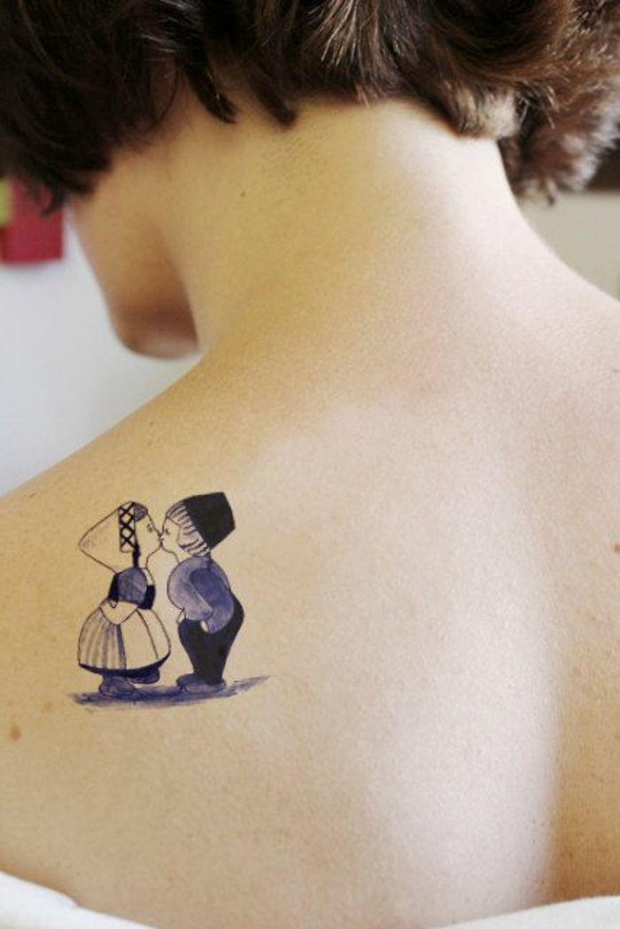 tatuagens mulher romântica pouco tatuagem idéias menina e menino beijam uns aos outros estilo retro tatuagem discreta