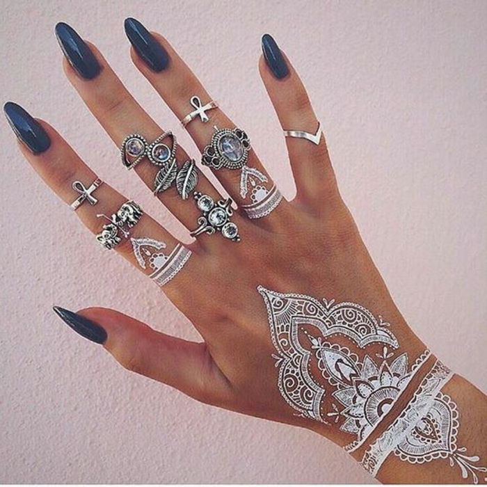 Pequenas idéias de tatuagem Motivos em branco na forma de anéis de fantasia de tatuagem de henna e design de unhas