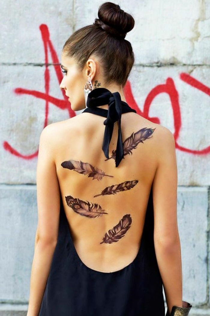 idéias de tatuagem pequena nua volta decorado com penas tatuagens tatuagem fantasia mulher trança penteado