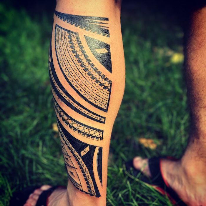 tetovanie význam, muž s tattoo samoan na nohe