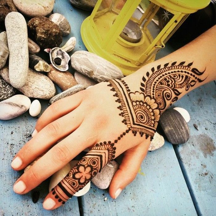 tatuagem modelo tatuagem de henna em um feriado fazer belas férias desfrutar de conchas de lâmpada de pedras