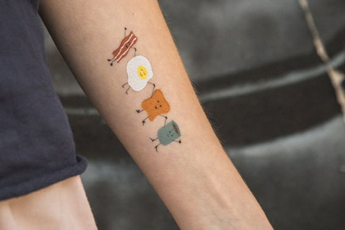 tatuagem modelo tatuagem colorida mostra o que você mais gosta para o café da manhã ovos fritos pão carne de café