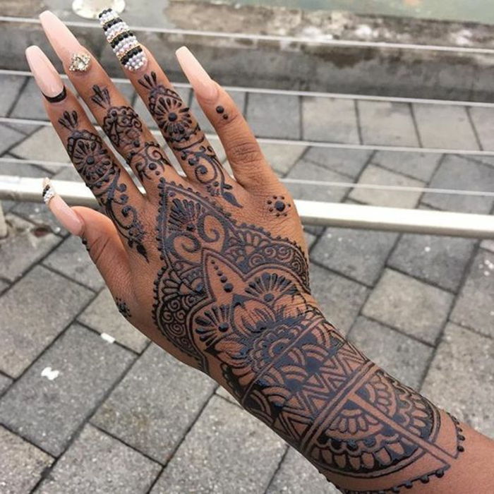 Tatuagem de tatuagem de modelo de tatuagem de Henna é melhor completada por grande manicures design de unha de mão perfeita