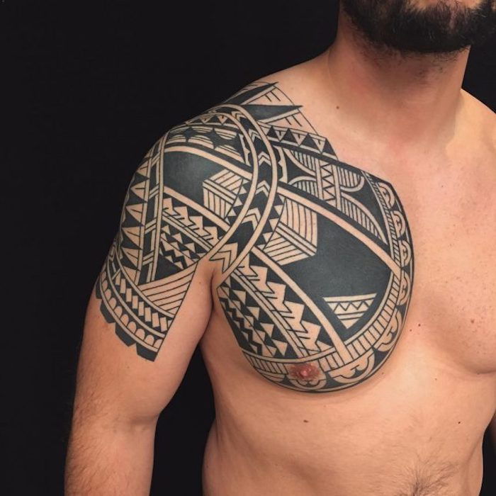 tetovanie štýlov, človek s čiernym tetovaním na hornú časť ramena a hrudníka