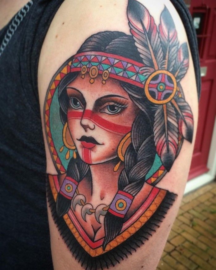 neo tradičné tetovanie na hornej časti ramena, žena s indickou čelenkou