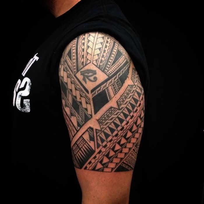 štýly tetovania, muž s čiernym trikom a tetovanie na hornej časti ramena