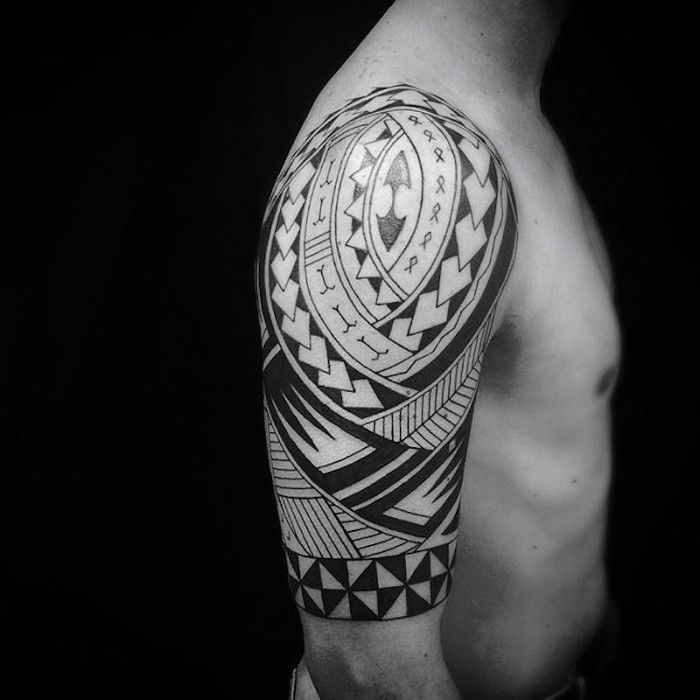 tetovanie štýlov, muž s veľkým tetovaním v čiernej a šedej