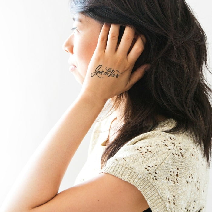 tatuagem motivos sutil idéia para as mulheres escrevendo na mão blusa de renda de cabelo preto de malha