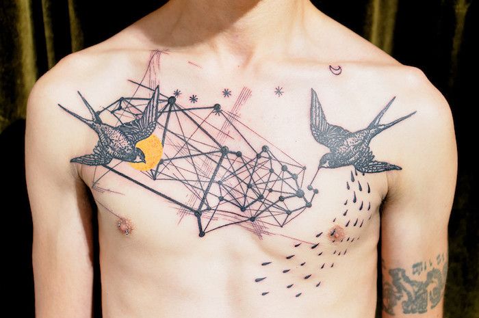 un uomo con un tatuaggio con un'immagine stellare e due grandi rondini nere, stelle nere, sole e stelle del tatuaggio mod