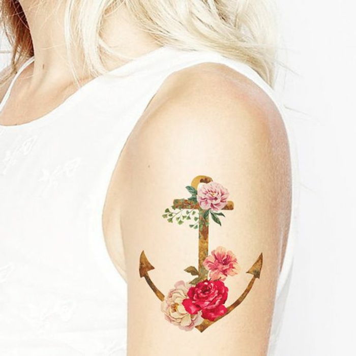 modelos de tatuagem homens e mulheres navio âncora água flores rosas vermelhas e cor de rosa mulher de cabelo loiro