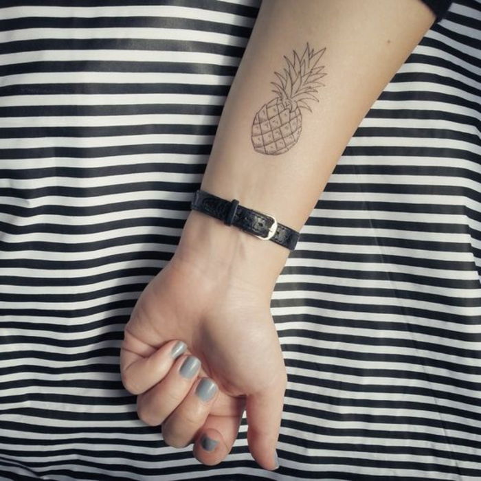tatuagem ombro mulher abacaxi sutil minitattoo relógio de pulso de couro design de unhas cinza com pedras