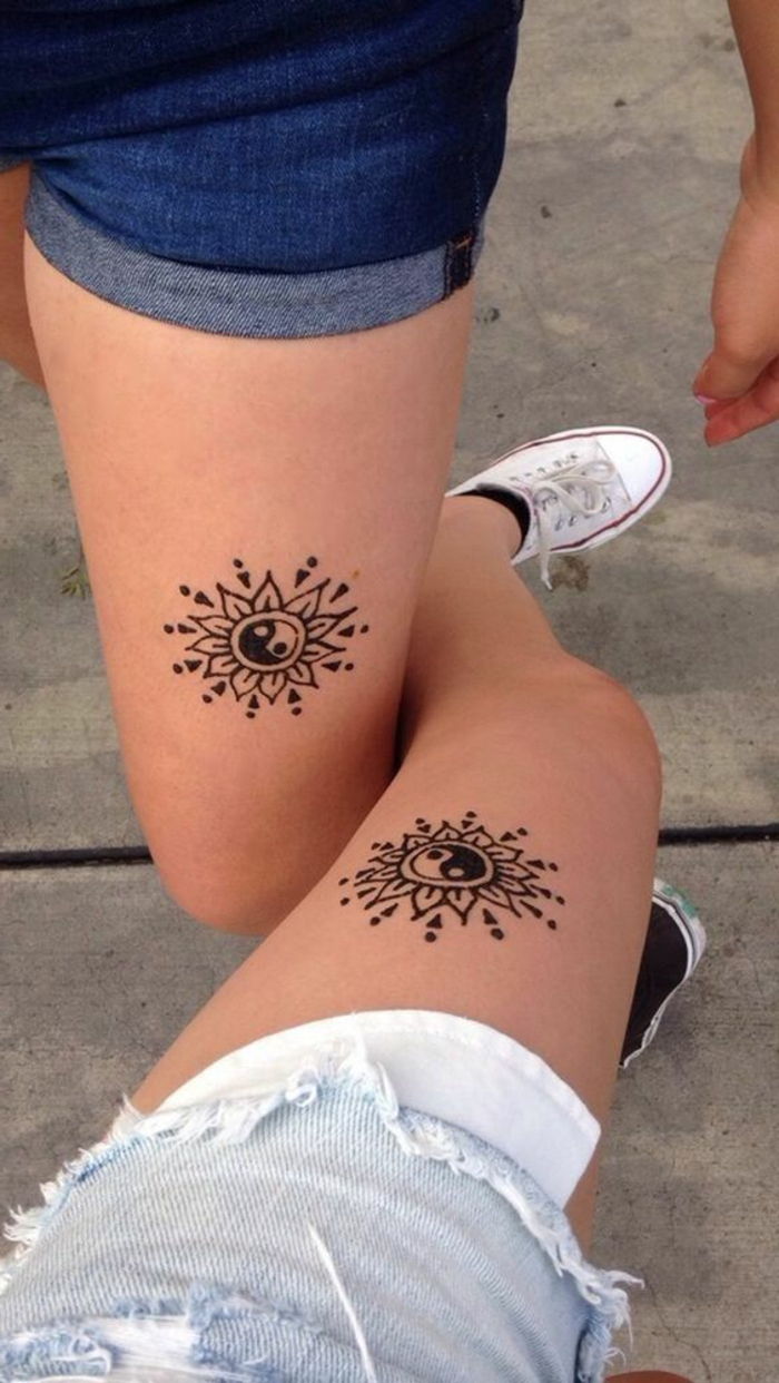 mulher ombro tatuagem duas mulheres têm as mesmas tatuagens de yin e yang fez amizade