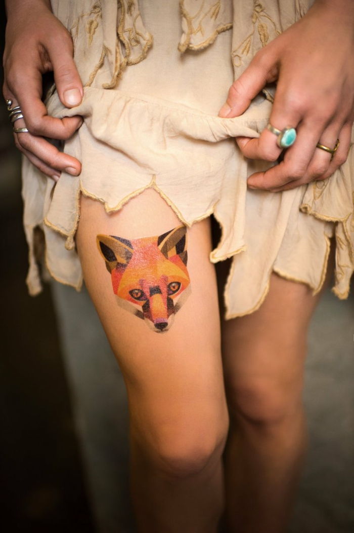 desenho de mulher de perna de tatuagem raposa na pintura da coxa ou pau na laranja de tatuagem artificial