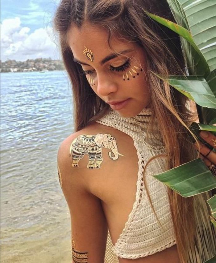 tatuagens excepcionais elefante no ombro na cor dourada pochahontas água flor do lago