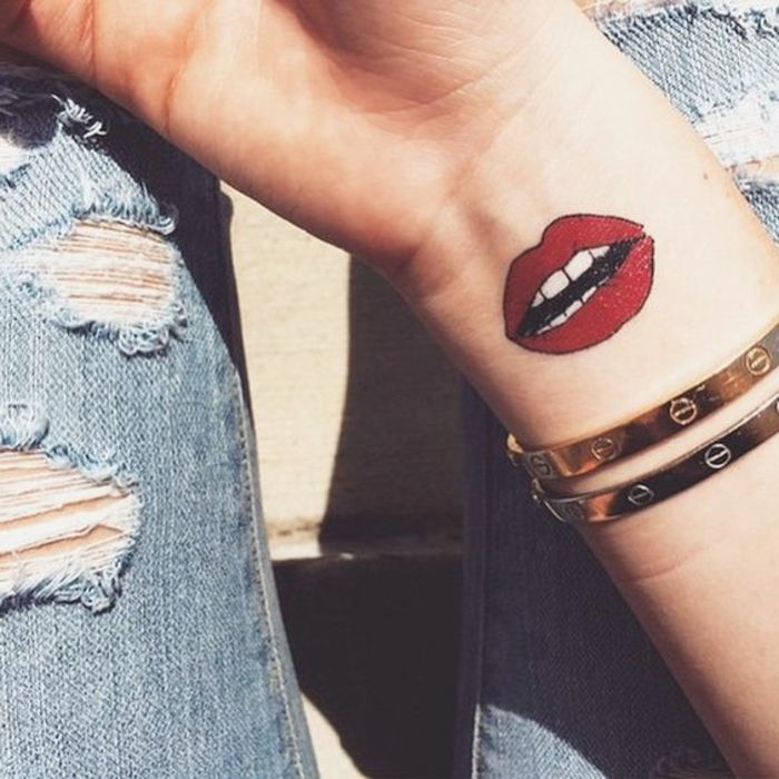 extraordinárias tatuagens lábios boca na cor vermelha dentes pulseiras decoração jeans idéias verão