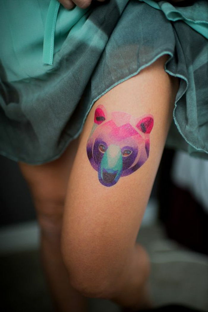 tatuagens incomuns urso colorido na coxa perna vestido verde harmonia com a tatuagem