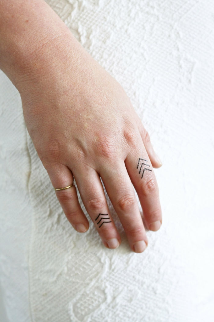 minitattoos muito simples e sutis no anel de tatuagem de dedos no dedo mindinho
