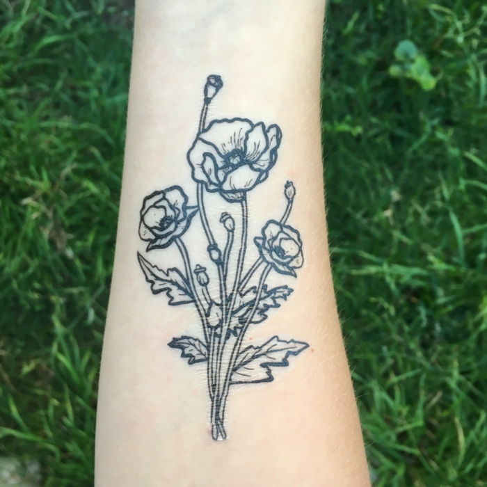 papoulas no braço decorar tatuagem temporária em si fazem idéia grama verde natureza