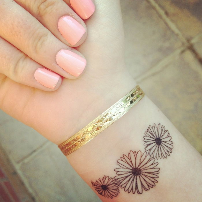 tatuagem sutil projetado sob a forma de três lindas flores pequenas pulseira de ouro grande manicure