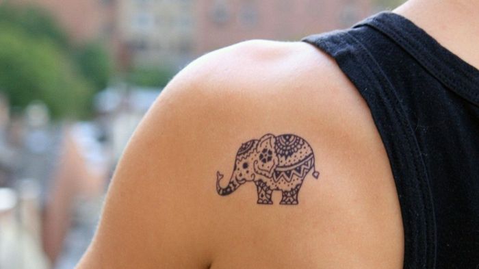 sorte encanto elefante no ombro tatuagem grandes idéias de tatuagem para trazer alegria para trazer