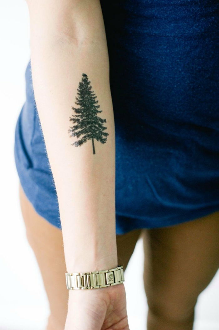 design de tatuagem sutil para pessoas que amam a natureza muito árvore no braço relógio de pulso de tatuagem
