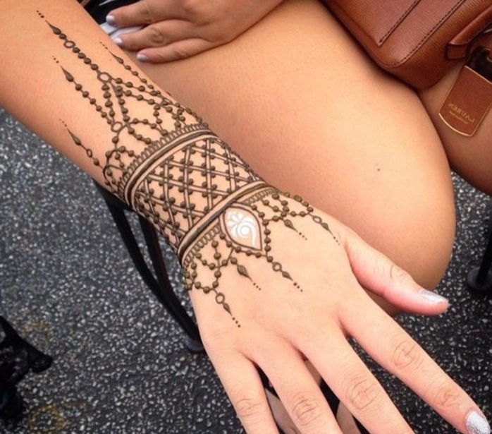 tatuagens mulher tatuagem de henna em forma de pulseira ótima idéia com deco de cor marrom e branco