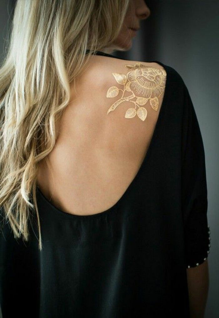 tatuagens mulher dourada tatuagem rosa com folhas cabelo dourado cabelo loiro mulher modelo foto foto
