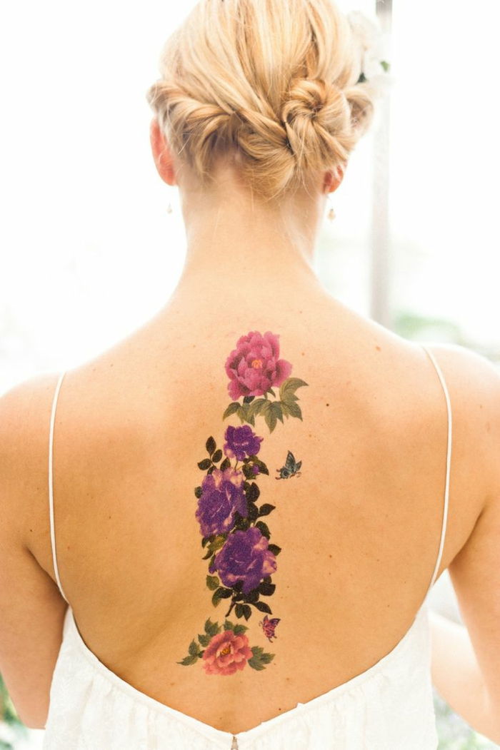 tatuagens bonitas os amigos e familiares no verão com tatuagem surpresa flores coloridas loira