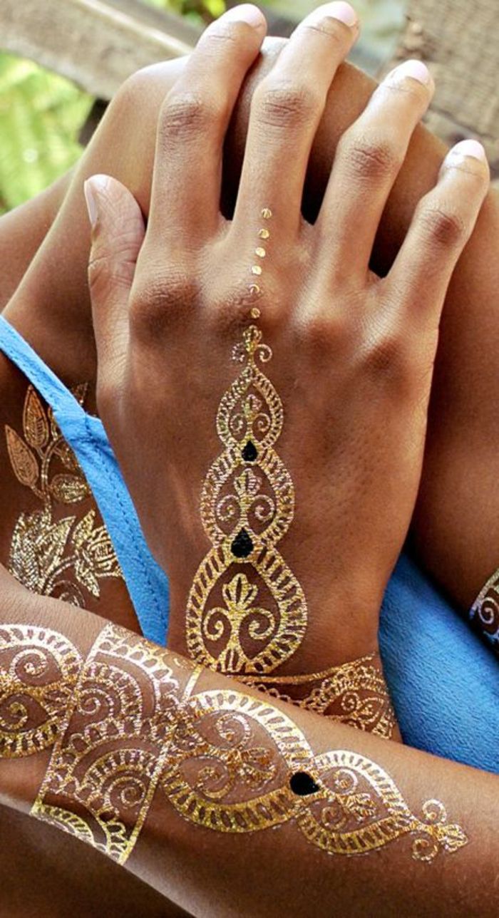tatuagens bonitas na cor dourada colocar as mãos vara no corpo da mão decorar