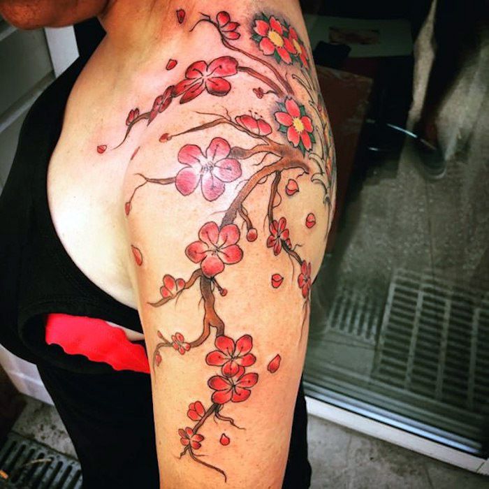 tatoeages met betekenis, kersenboom met rode bloemen op de schouder