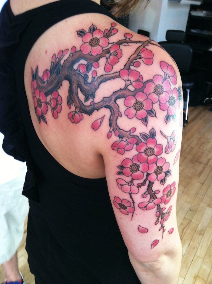 zinvolle tatoeages, grote tatoeage met kersenbloesemmotief op de schouder