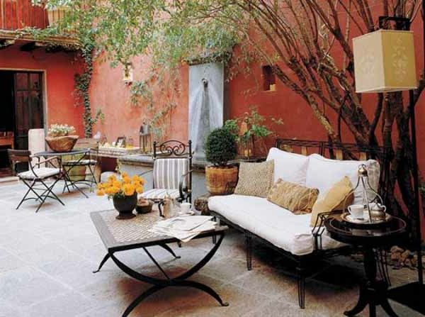 Lag en terrasse - hvit sofa og et tre