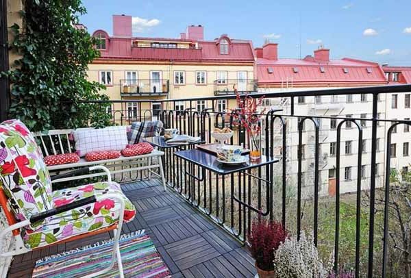 Terrasse konstruksjon med fargerike møbler og dekorative elementer