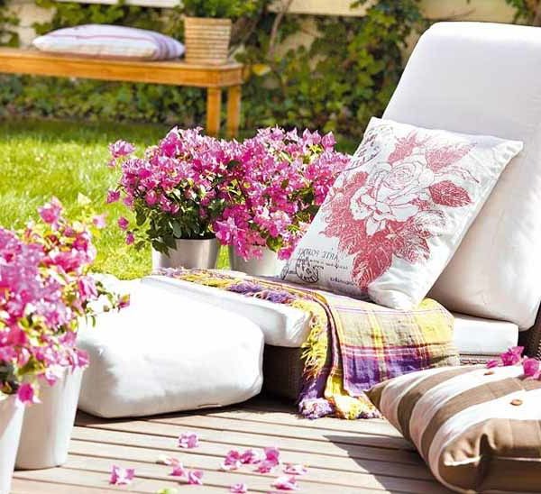 hagearbeid ide - solstoler og blomster i rosenrød nyanser