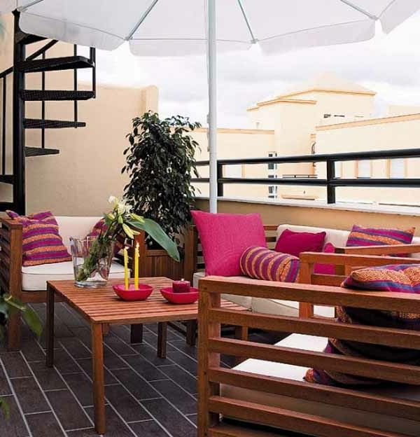 Terrasse design med lyst kaste pute i lilla