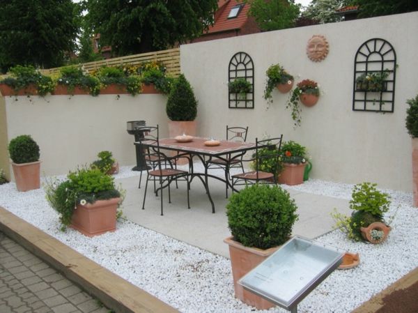 nydelig terrasse med planter og møbler skape