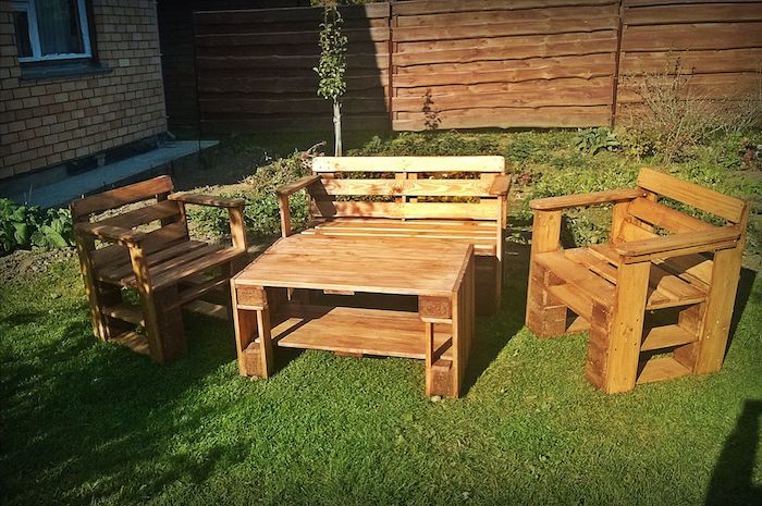 scaune, canapea și o masă mică pentru grădină - o idee pentru mobilierul palet exterior în aer liber