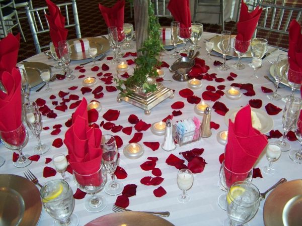 guardanapos vermelhos no teto branco vítreo e pétalas de rosas vermelhas - idéias para decoração de festa