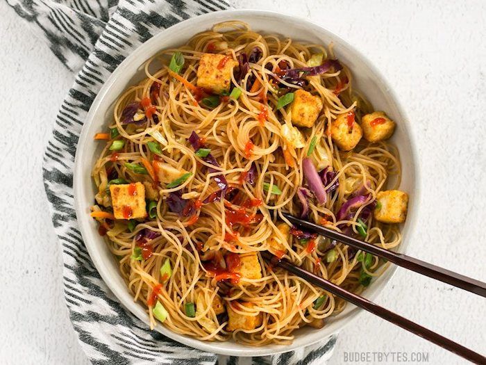 mix pečené tofu so špagetami a zeleninou, aby ste si vytvorili dokonalé ázijské jedlo