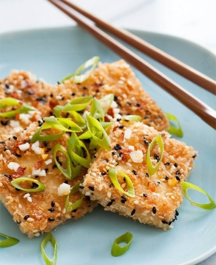 tofu grilovanie sezam tofu jedlo vychutnať podávané s čerstvou cibuľou zelené listy modrá doska