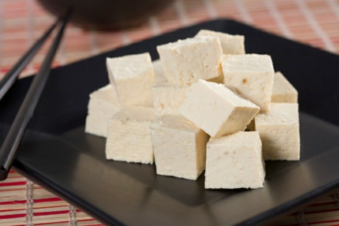 Tofu recept tofu kocky štvorcový tanier čierna doska tofu kusy malé nasekané pripravené na varenie