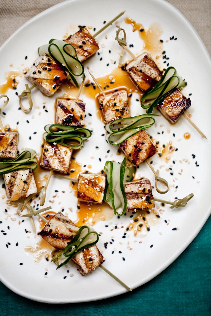 tofu grilovanie s uhorkami a grilovanou omáčkou sezamový kreatívny nápad na tofu večerať si veganský predjedlo