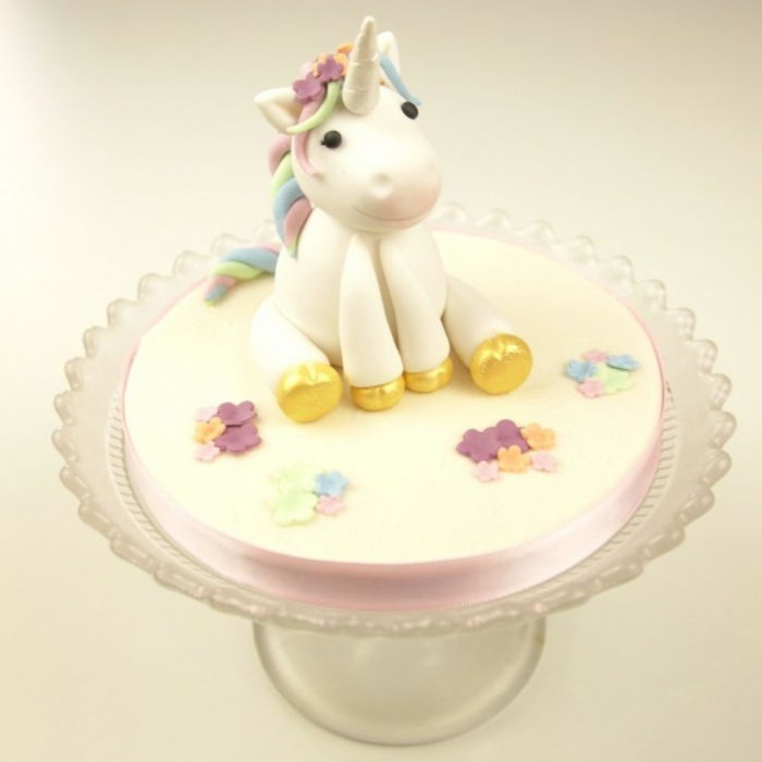odlična ideja za belo unicorn torto