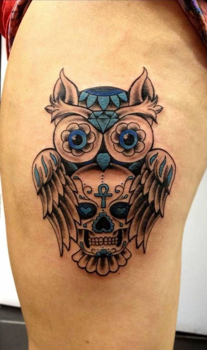 un'idea per un tatuaggio di gufo con un teschio e un piccolo uhu con gli occhi blu